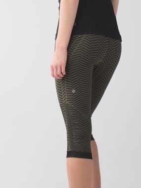 Lululemon Women’s Black and Olive Chevron Capri Leggings